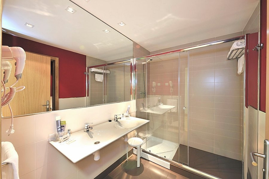 纳瓦尔塞斯陶酒店主图