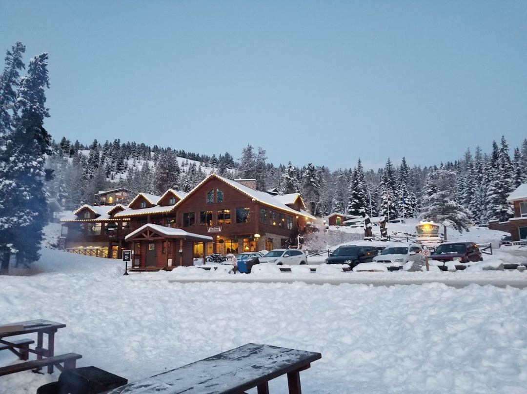 金字塔湖度假酒店主图