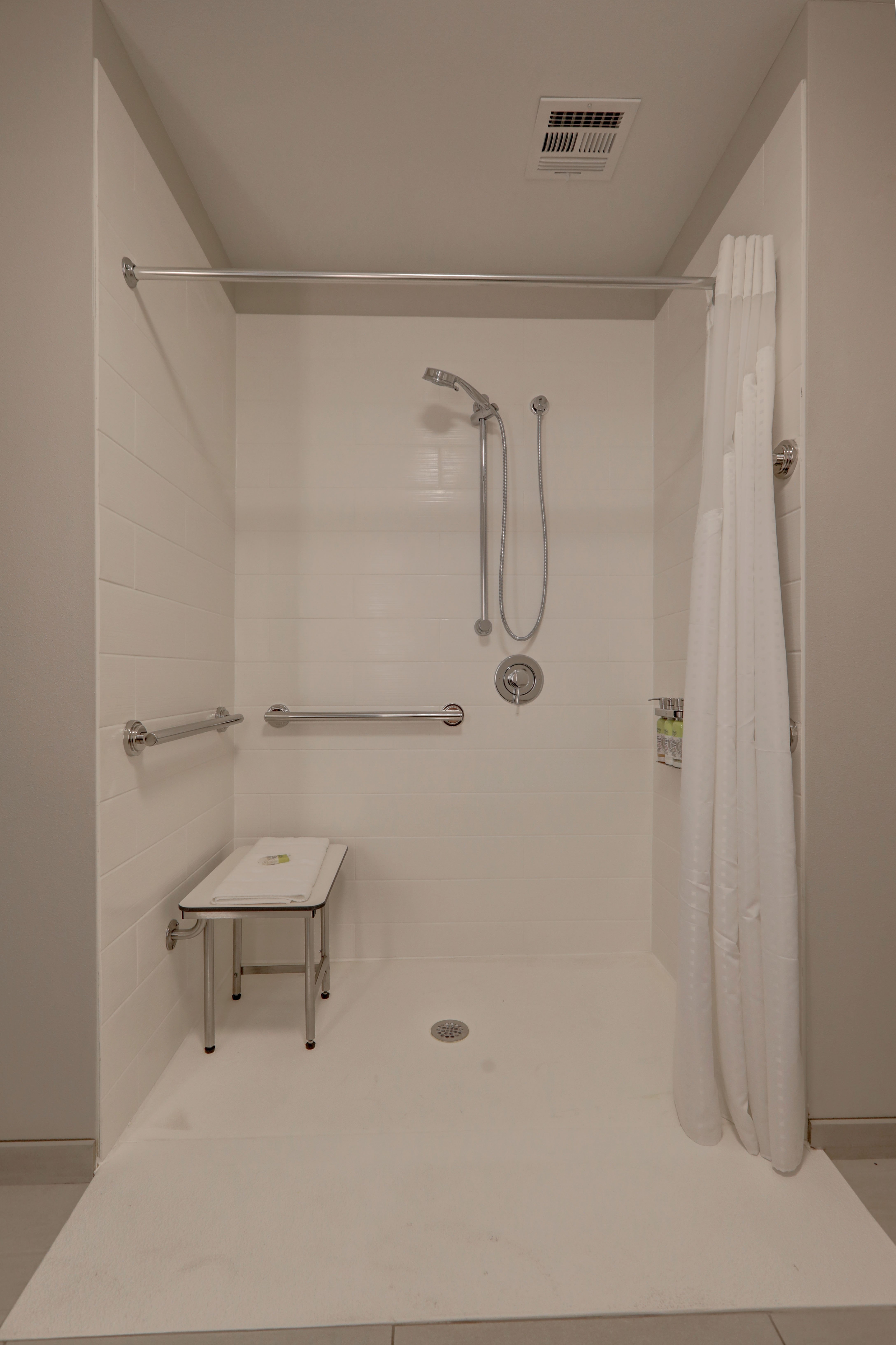 Holiday Inn Express & Suites Auburn Downtown By IHG-浴室