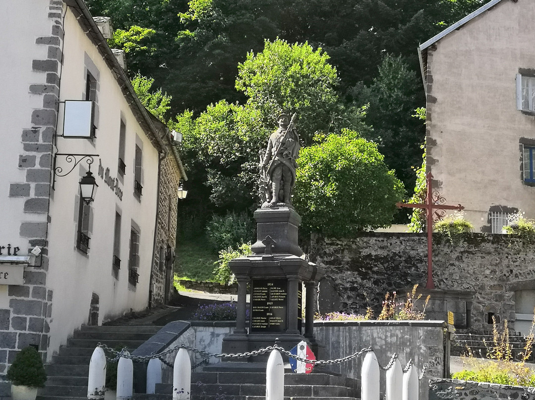 Monument aux morts d'Orcival景点图片