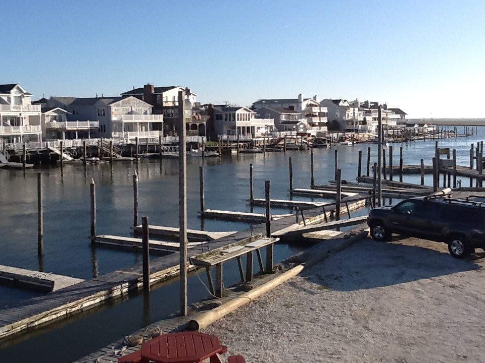 Larsen's Marina Boat Rentals景点图片