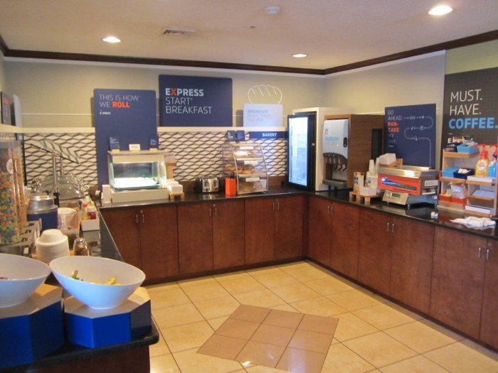 Holiday Inn Express 温斯顿 - 塞勒姆-餐饮