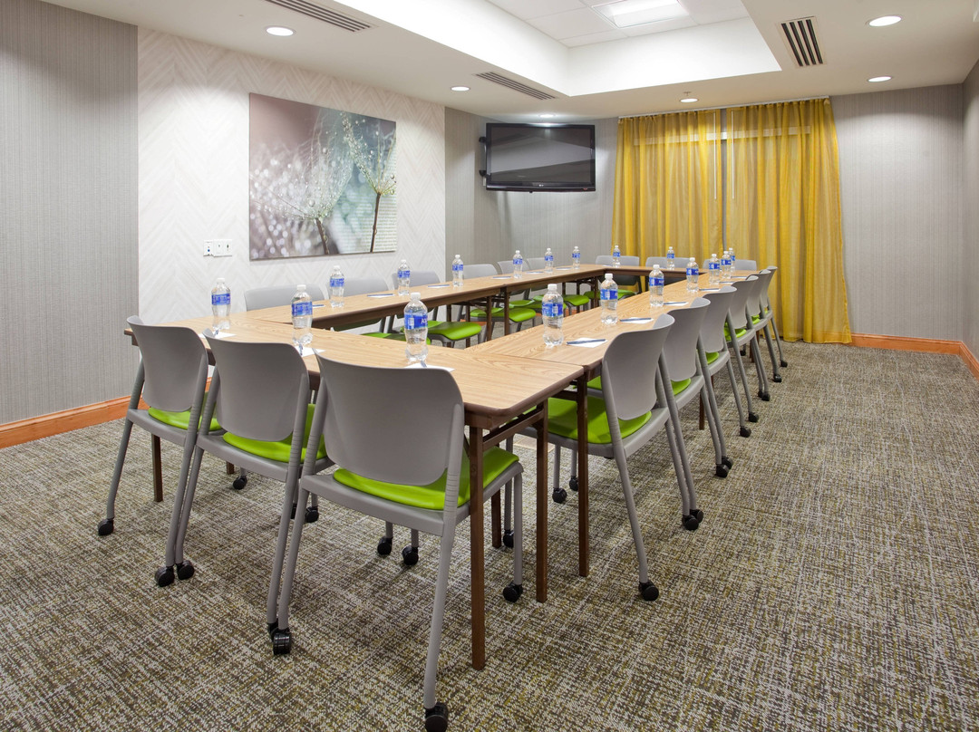 威奇托东普拉齐奥春季山丘套房酒店主图