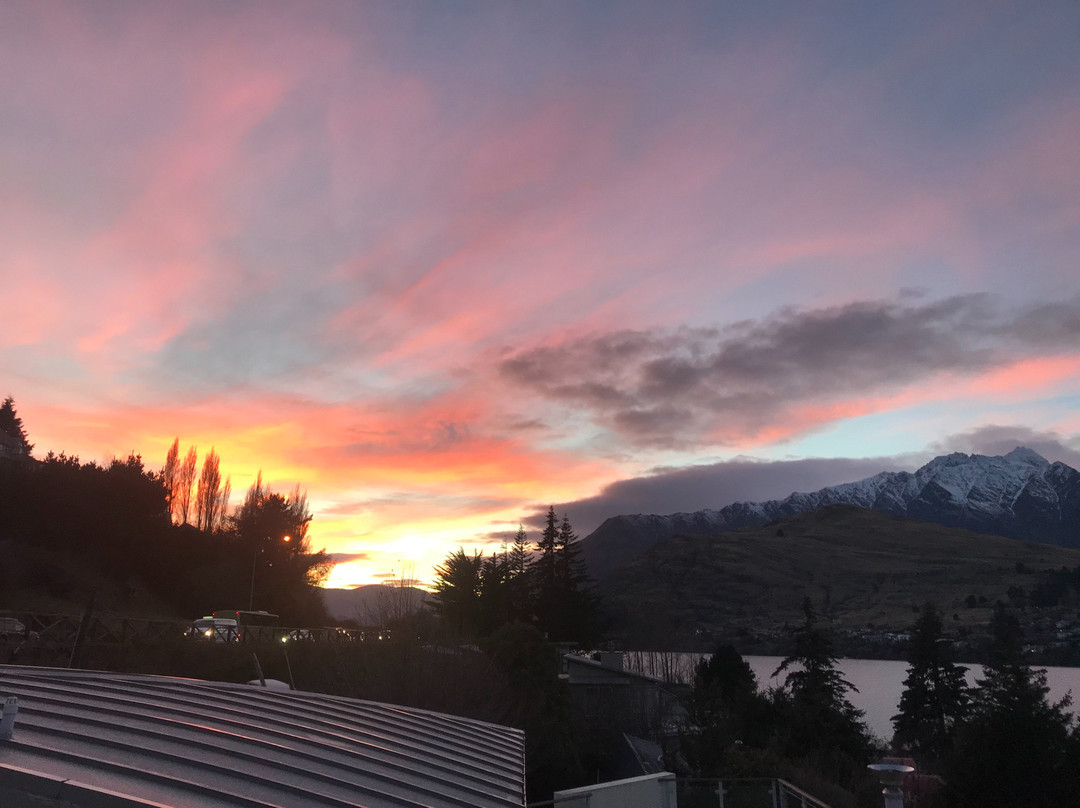 皇后镇俱乐部盛橡套房酒店主图