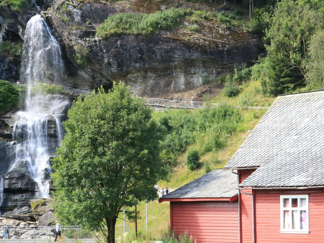 Steinsdalsfossen Waterfall景点图片