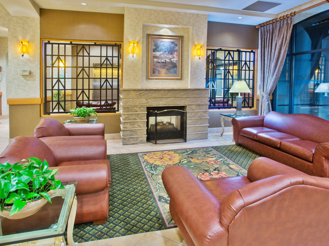 北温哥华假日套房酒店主图