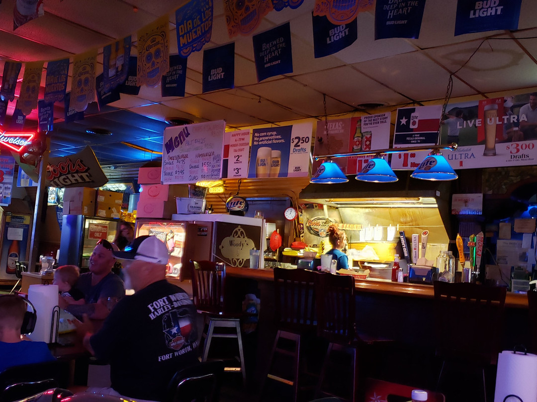 Woody's Bar & Grill-矿泉井城必去景点