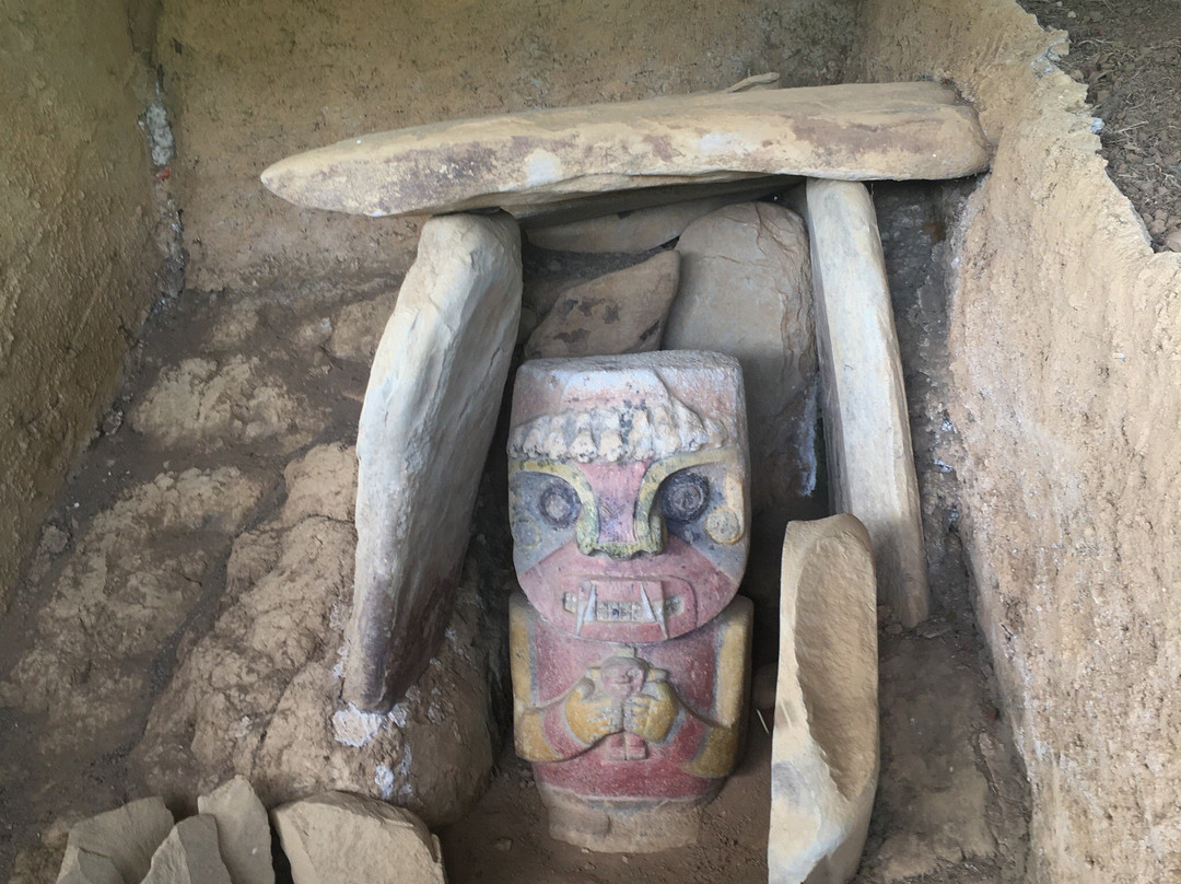 La Pelota - Estatuas A Color-San Agustin必去景点