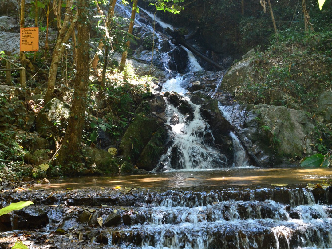 Mae Kampong Waterfall景点图片