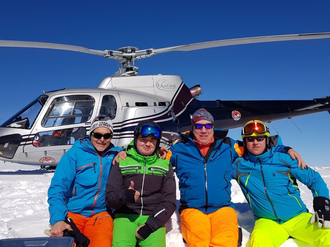 Selkirk Tangiers Heli Skiing-雷夫尔斯托克必去景点