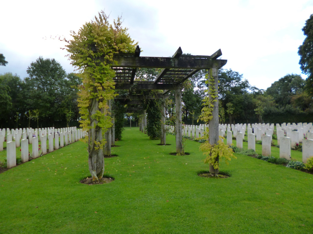 Banneville-la-Campagne War Cemetery景点图片