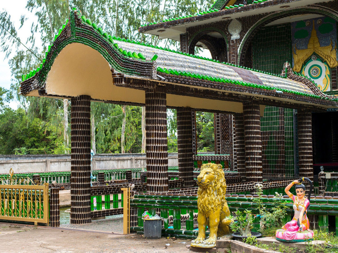 Wat Larn Kuad - Beer Bottle Temple-四色菊必去景点