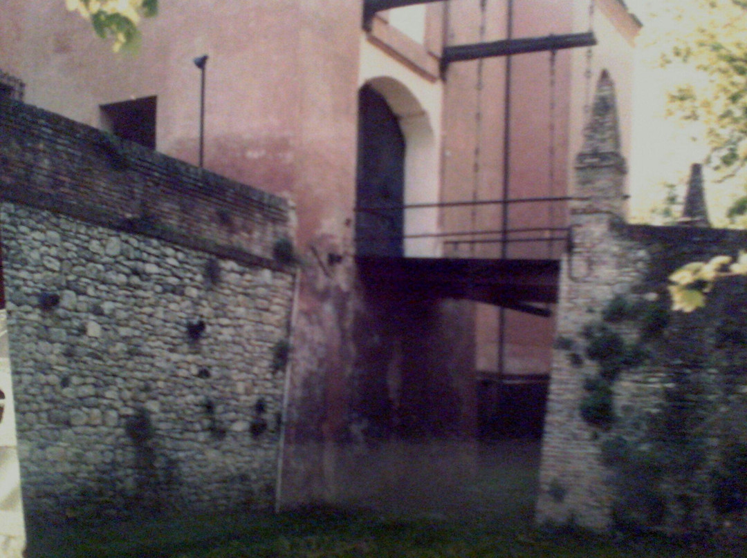 Castello di Spezzano-菲奥拉诺莫德内塞必去景点