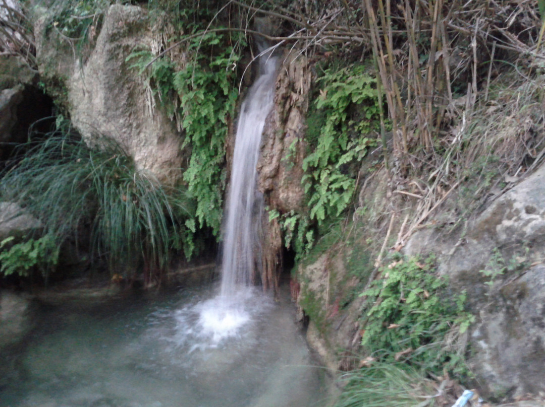Polylimnio Waterfall-Charavgi必去景点