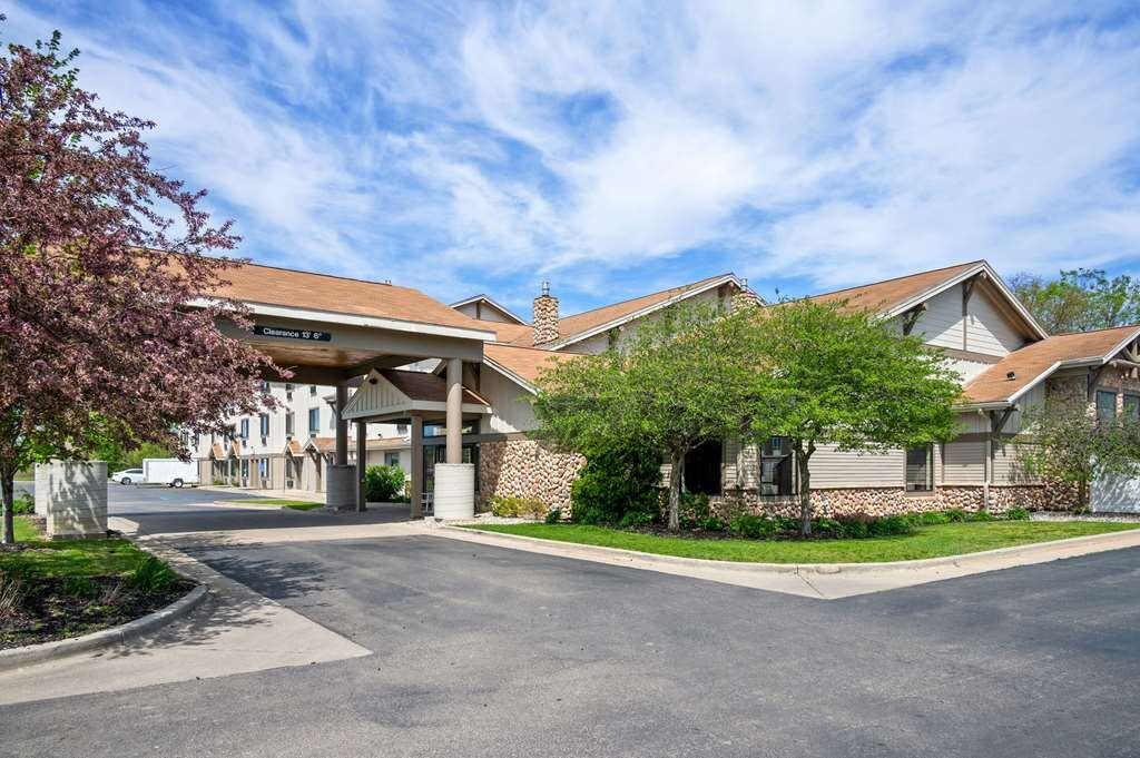 White Pines Inn & Suites of Holland主图