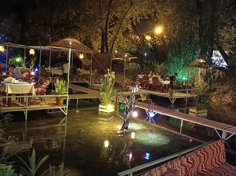 阿德拉桑河酒店主图