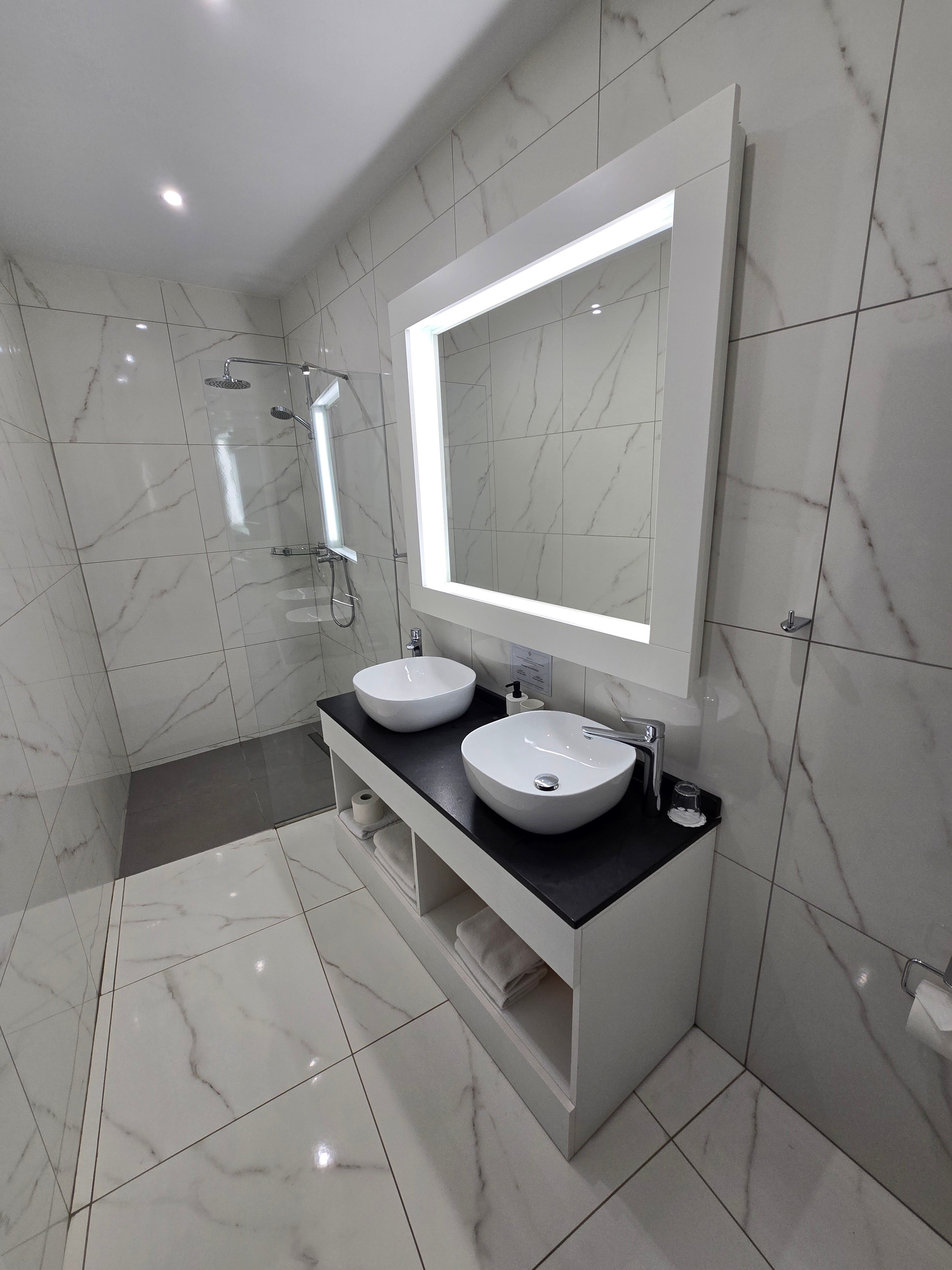 100 Boutique Living-浴室