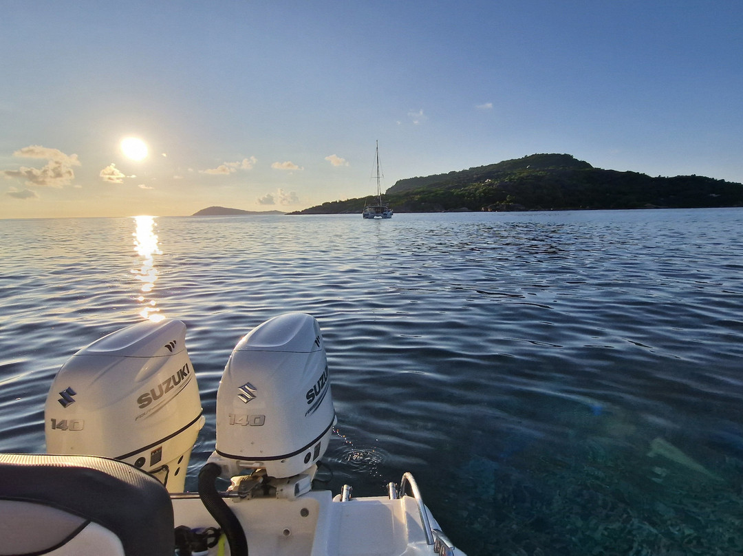 Tranquility boat charter景点图片