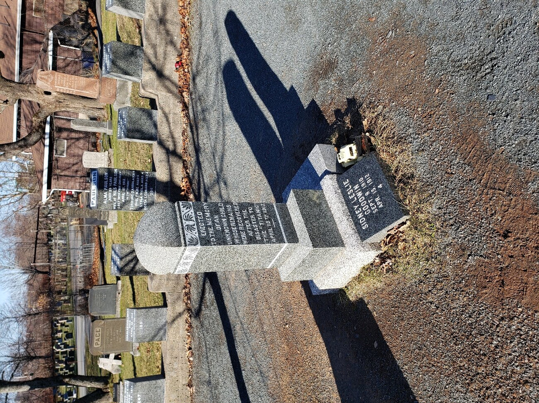 Fairview Lawn Cemetery景点图片