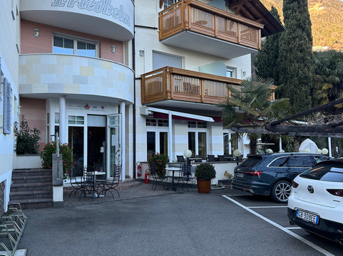 露斯特度假酒店主图