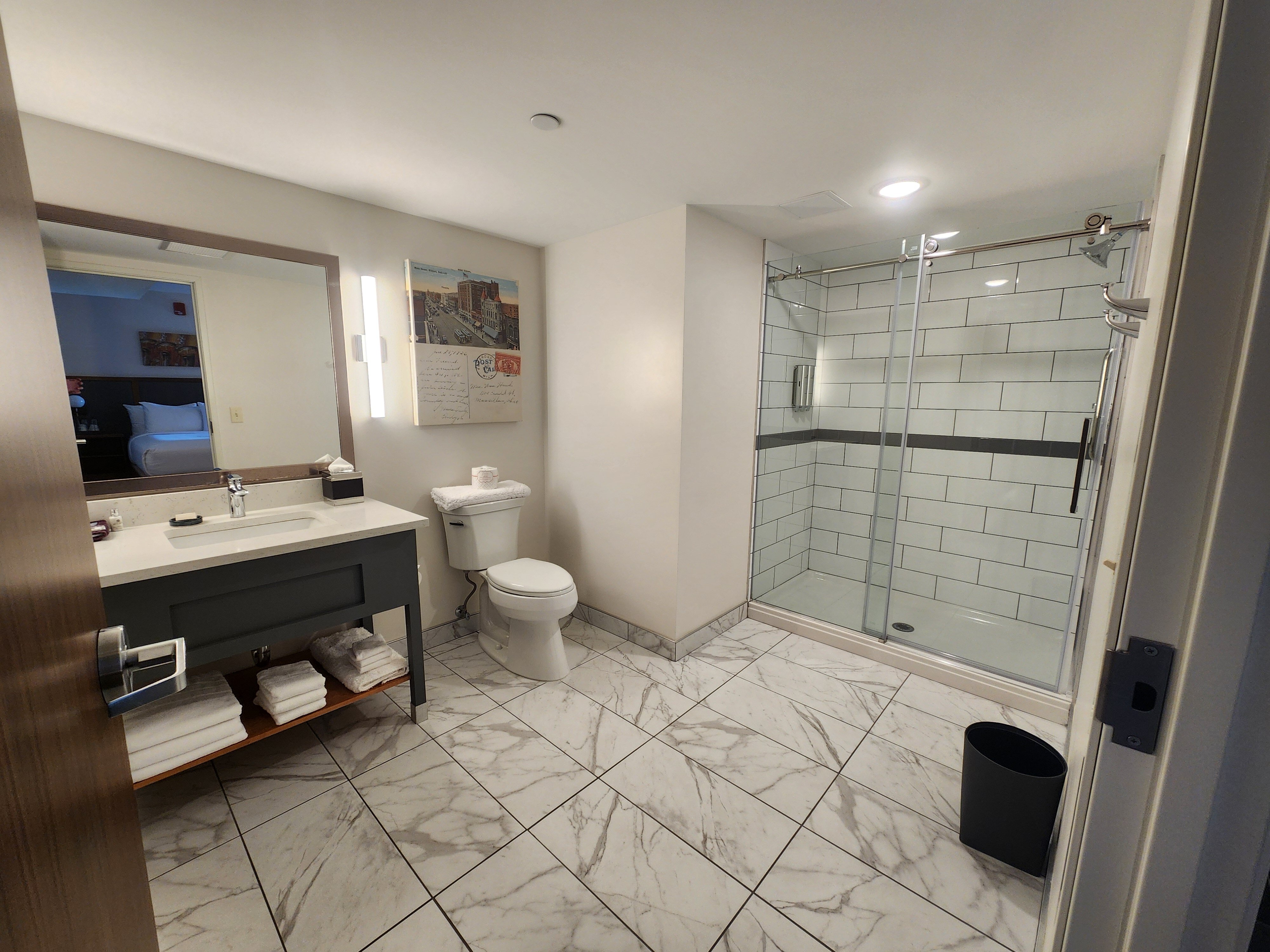 Hotel Elkhart, Tapestry Collection by Hilton-浴室