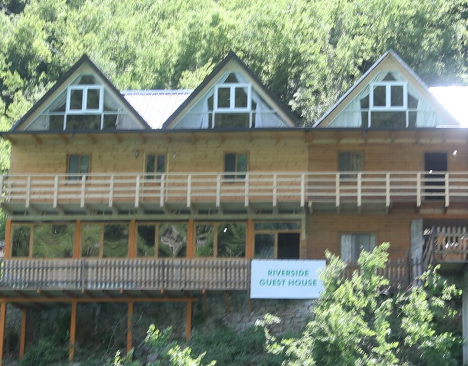 Riverside Komani Lake