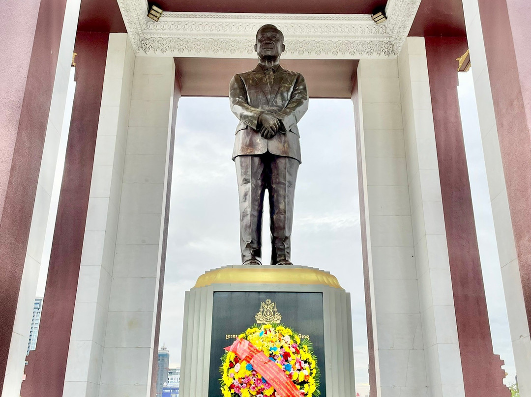 Statue of King Father Norodom Sihanouk-金边必去景点