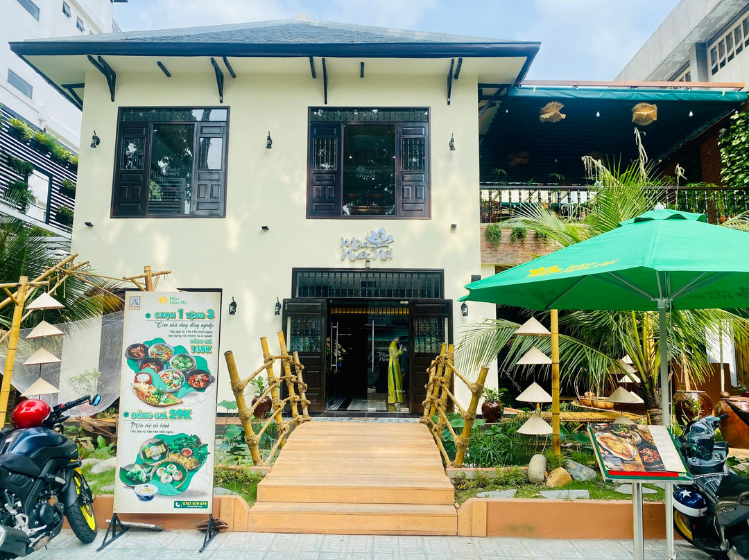 Nhà Hàng Mùa Nước Nổi