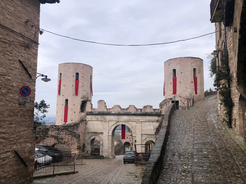 Torri di Properzio e Porta Venere-Spello必去景点