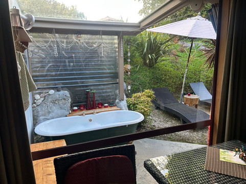 岩石小屋酒店主图