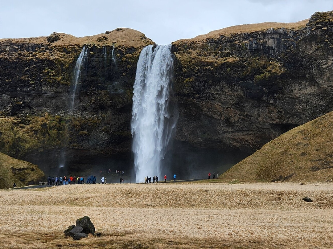 Seljalandsfoss waterfall-海拉必去景点