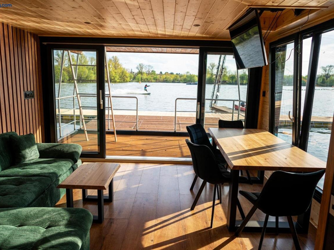 House Boat s vyhledem na Wake Park