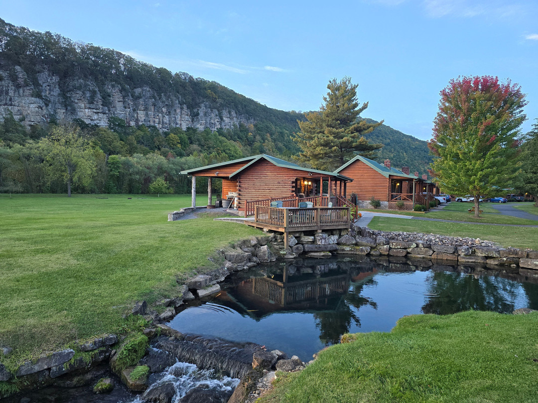 Smoke Hole Caverns & Log Cabin Resort主图