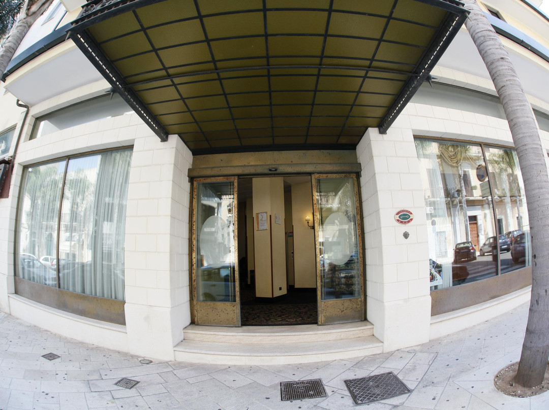 布林迪西酒店住宿-科罗纳酒店