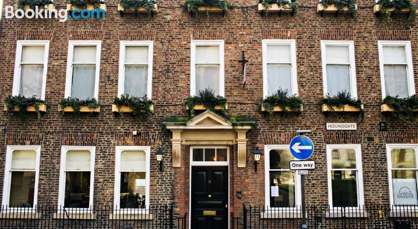 Houndgate Townhouse Hotel