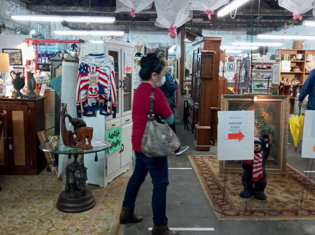 Poor Charlie's Flea Market & Antiques景点图片