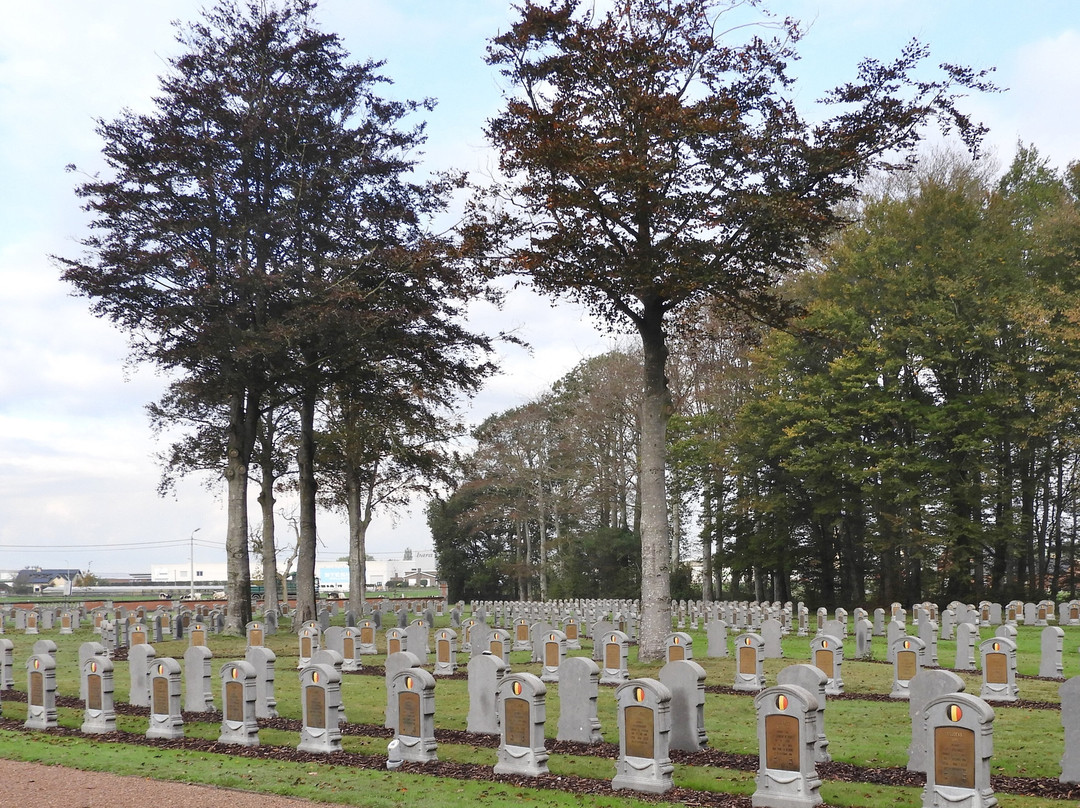 Houthulst Military Cemetery景点图片