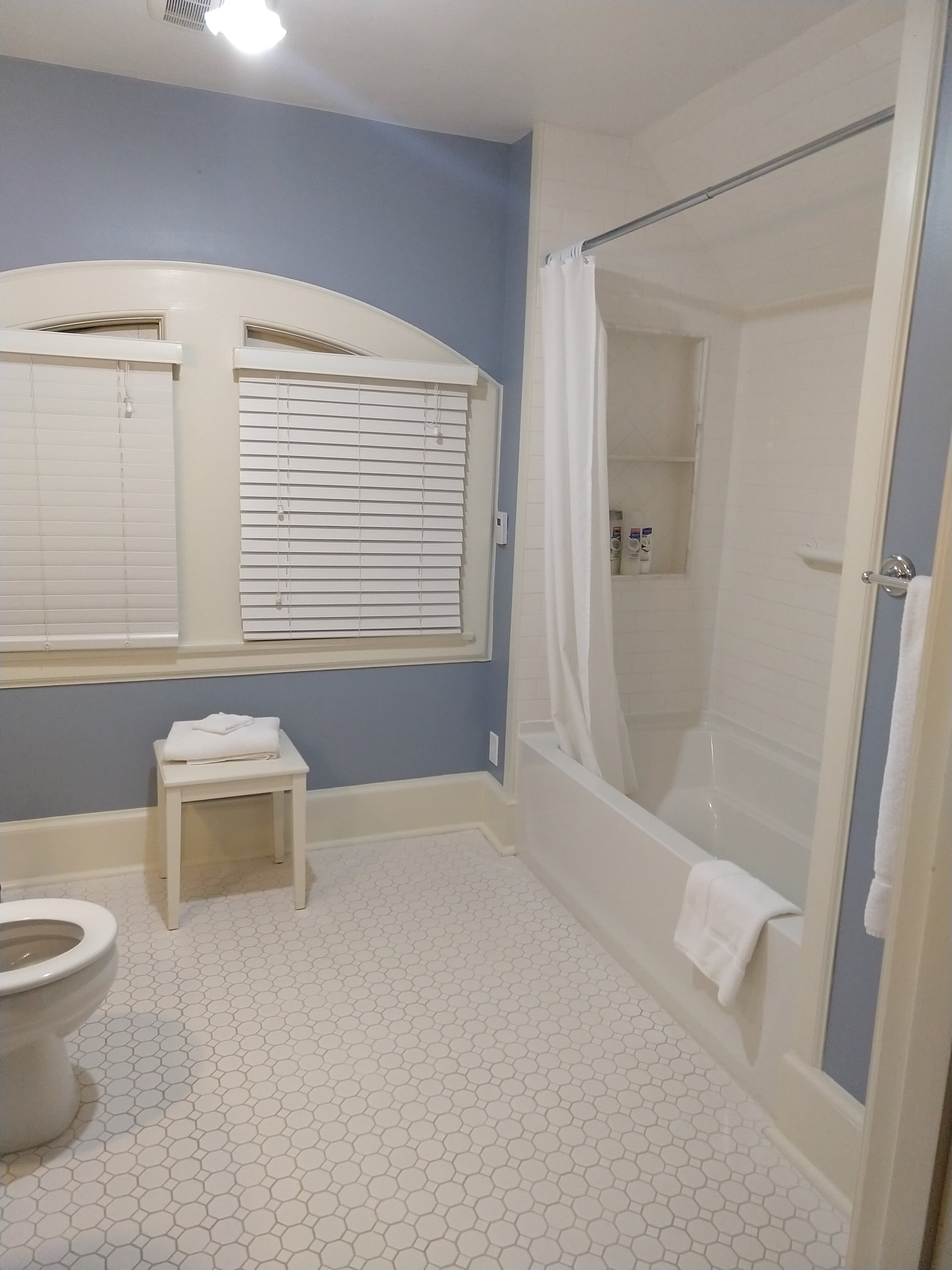 The Leonard at Logan House Bed & Breakfast-浴室