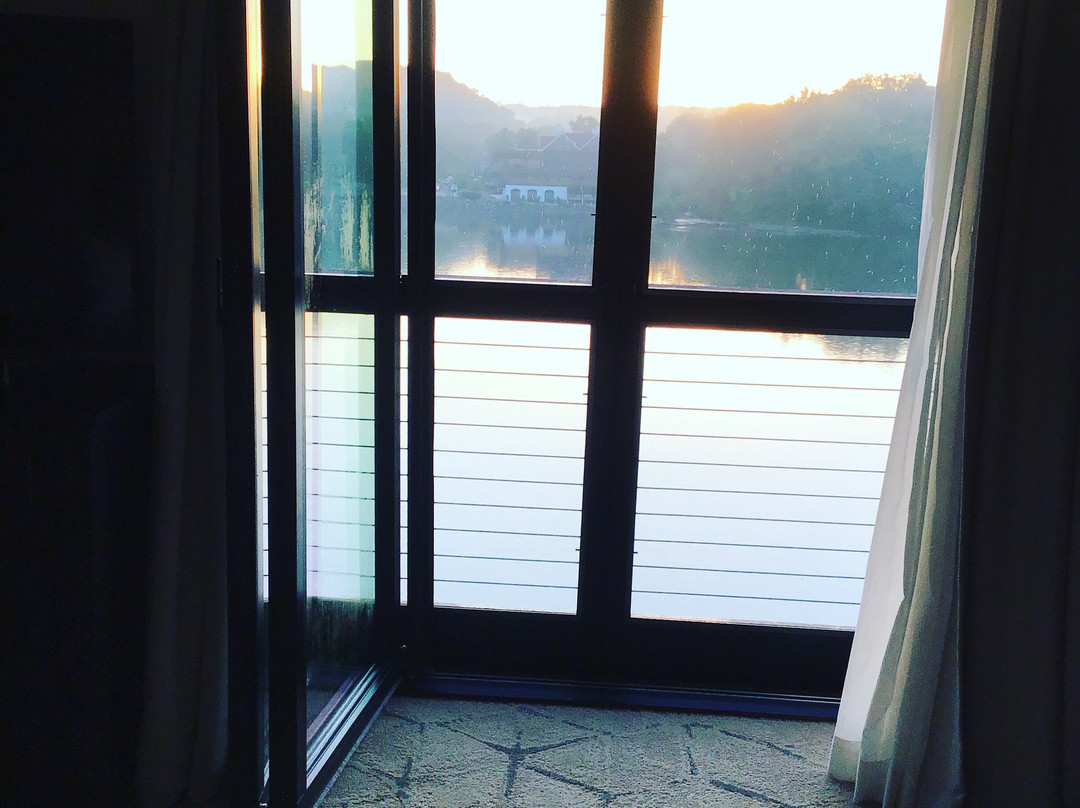 Ghost Light Inn主图