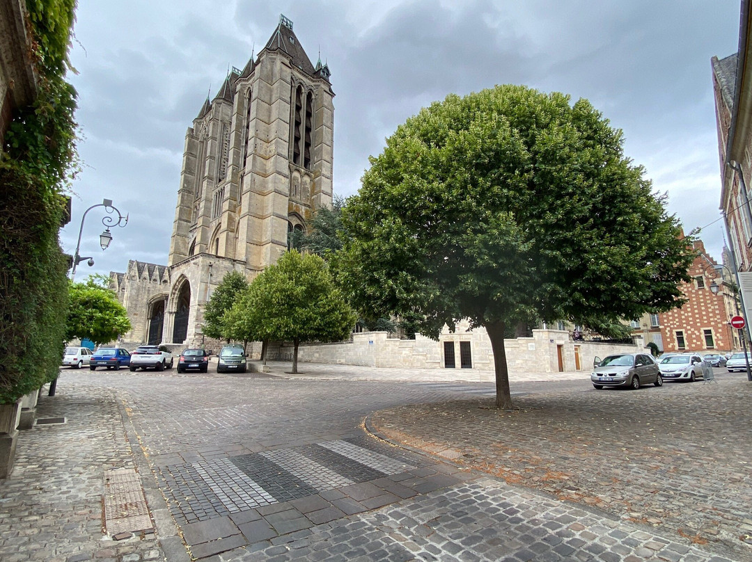 Noyon Cathedral and Library-Noyon必去景点