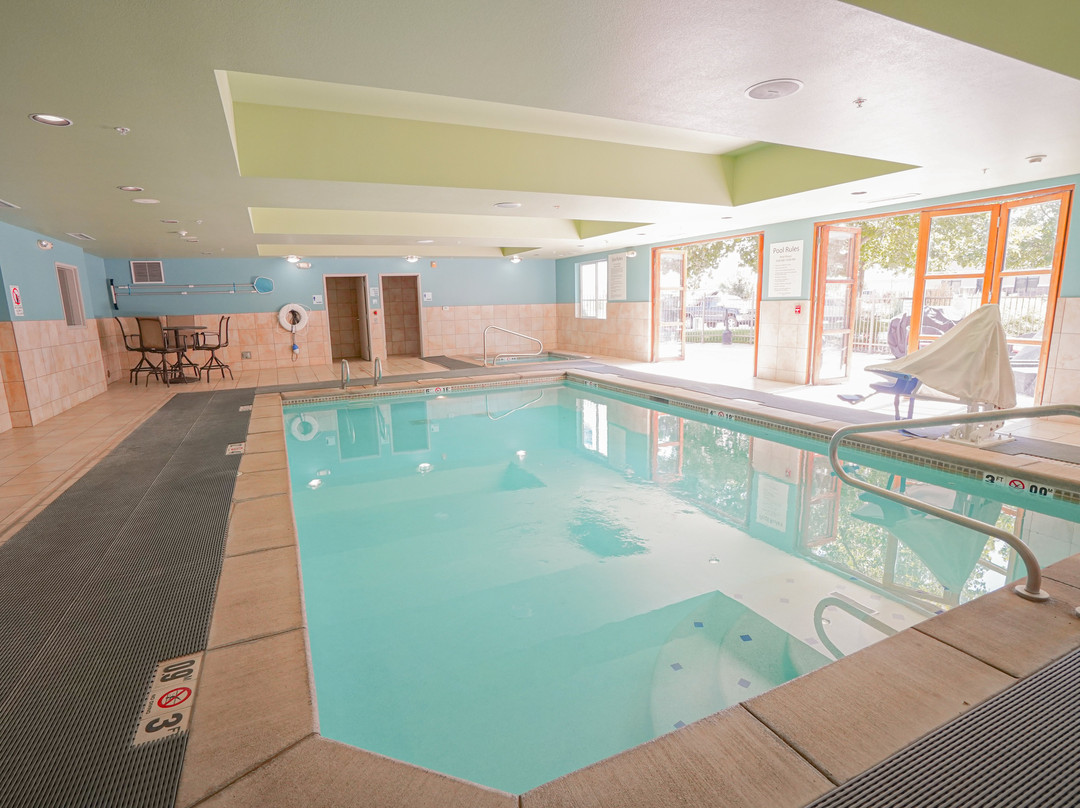 安大略快捷假日&套房酒店主图