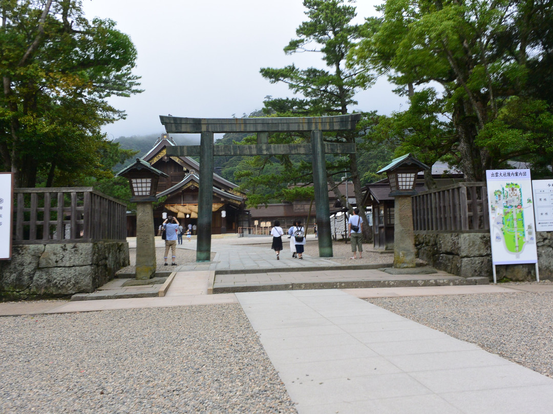 Izumo Taisha Shrine Bronze Torii-出云市必去景点