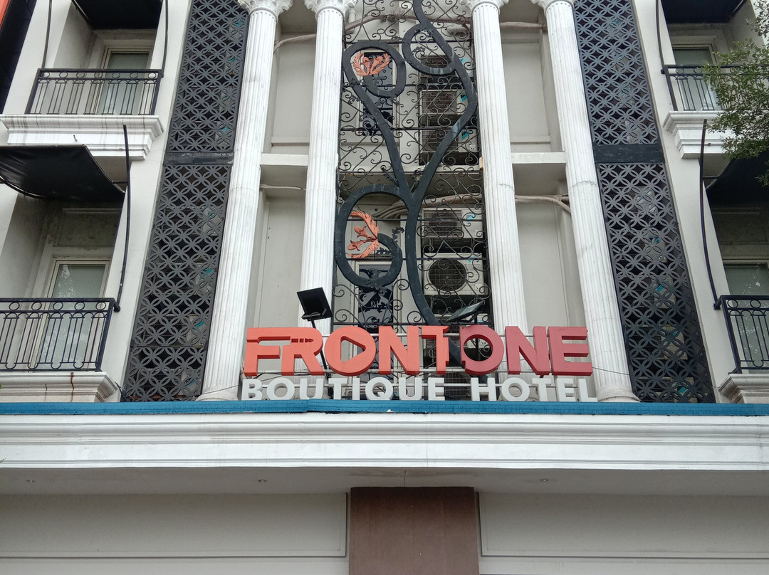 Front One Boutique Karawang主图