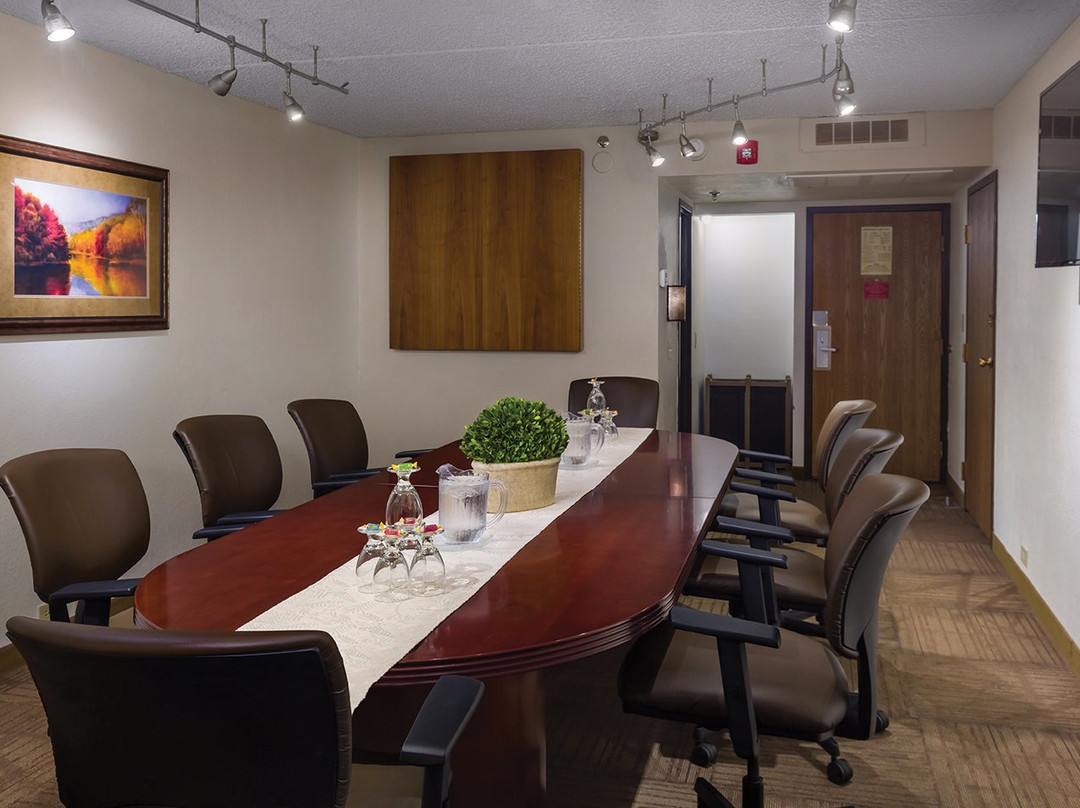 华美达酒店暨会议中心主图