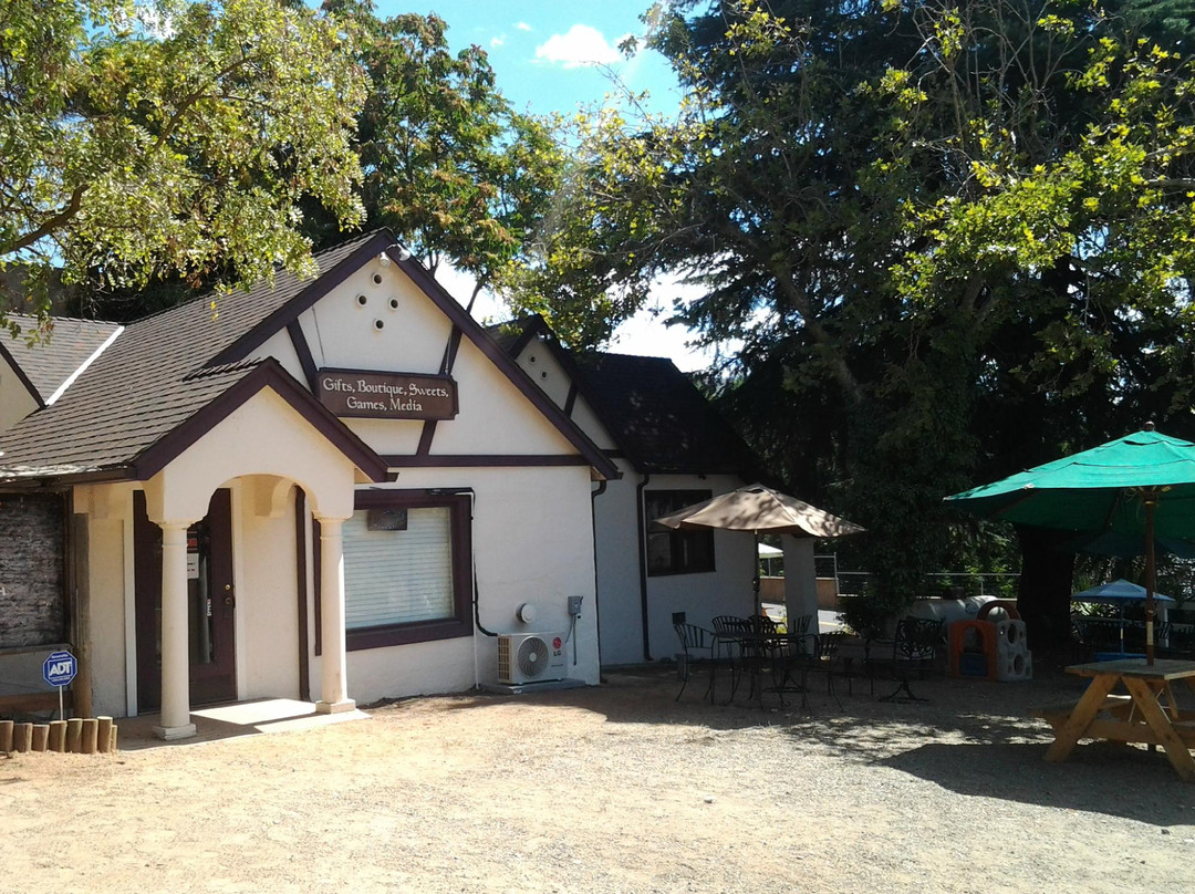 Midpines旅游景点-The House That Dabbles