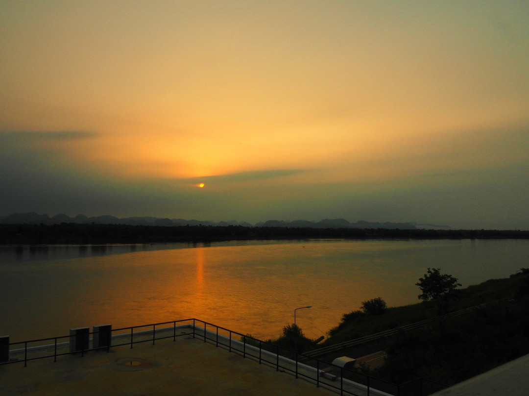 Blu Hotel Nakhon Phanom主图