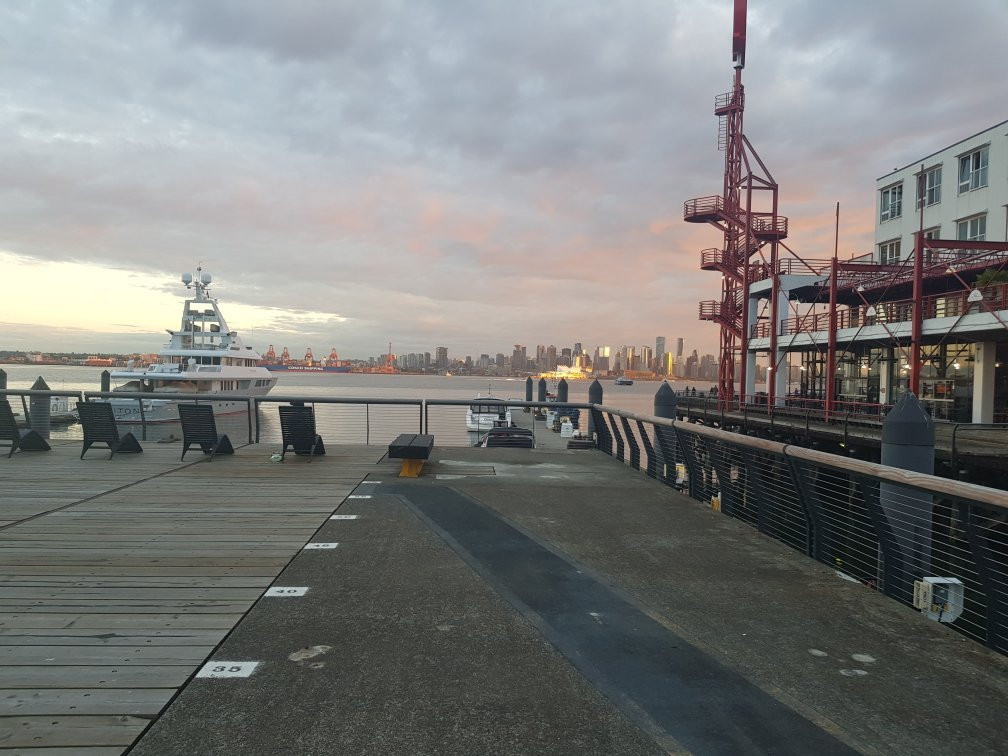 兰斯道码头酒店主图