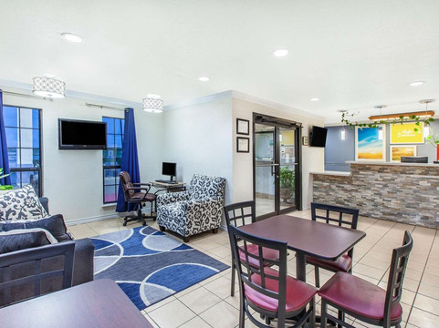 布劳尼希湖戴斯套房酒店主图