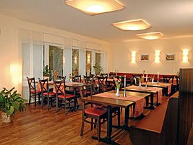 莱茵河谷酒店主图