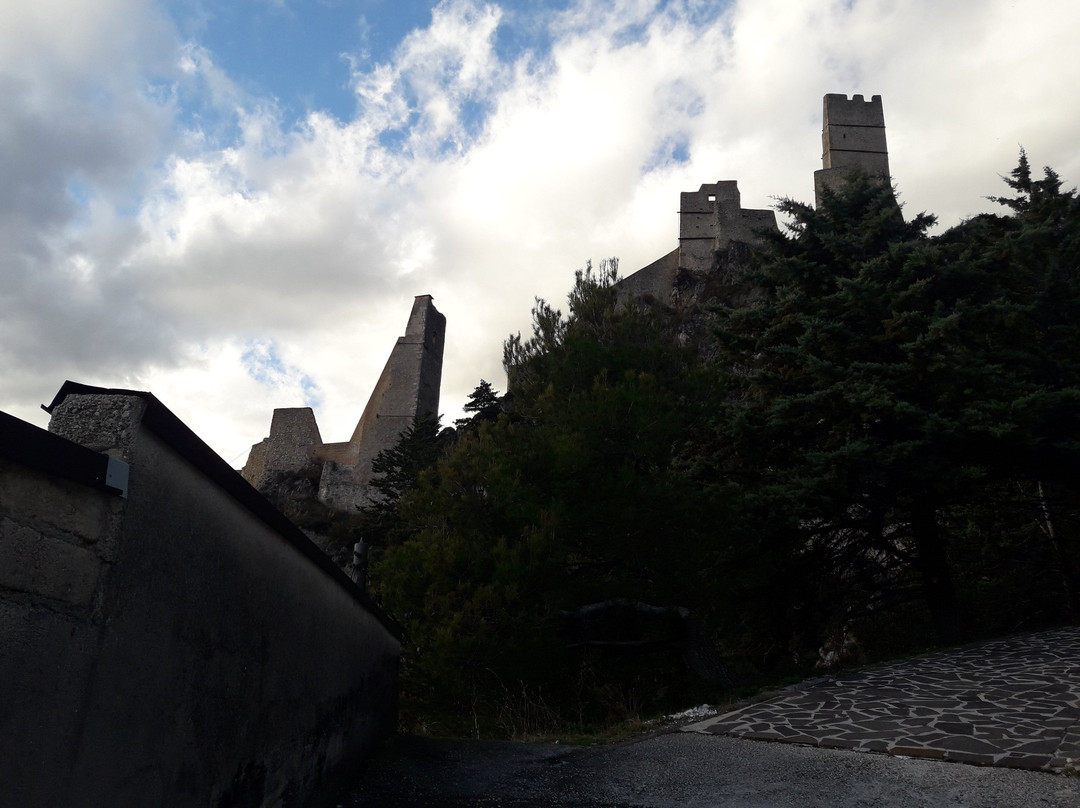 Castello De Sanctis-Roccacasale必去景点